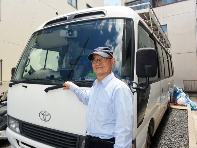 "自家製"マイクロバスで災害ボランティア活動を続ける松沢秀俊さん
