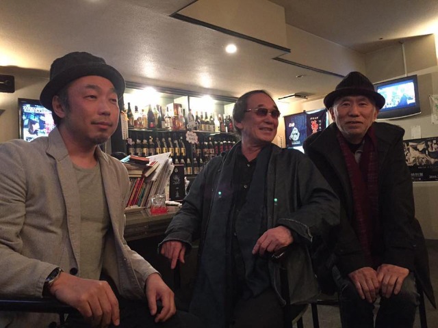瓦屋別館で岡留安則さん(中)と一緒に座る筆者(左)。右は音楽ジャーナリストの田家秀樹さん