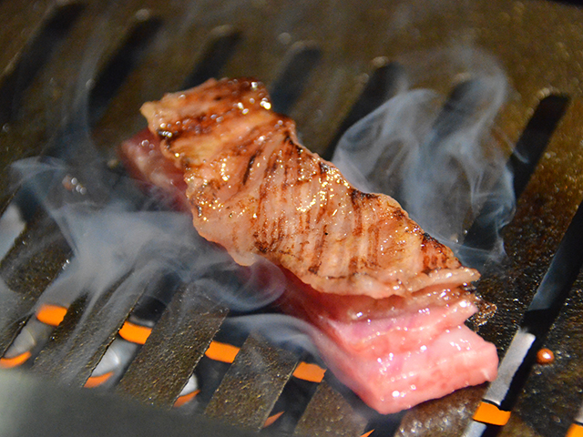 ロースターの上で焼かれていく熟成肉のミルフィーユステーキ（撮影・吉野太一郎）