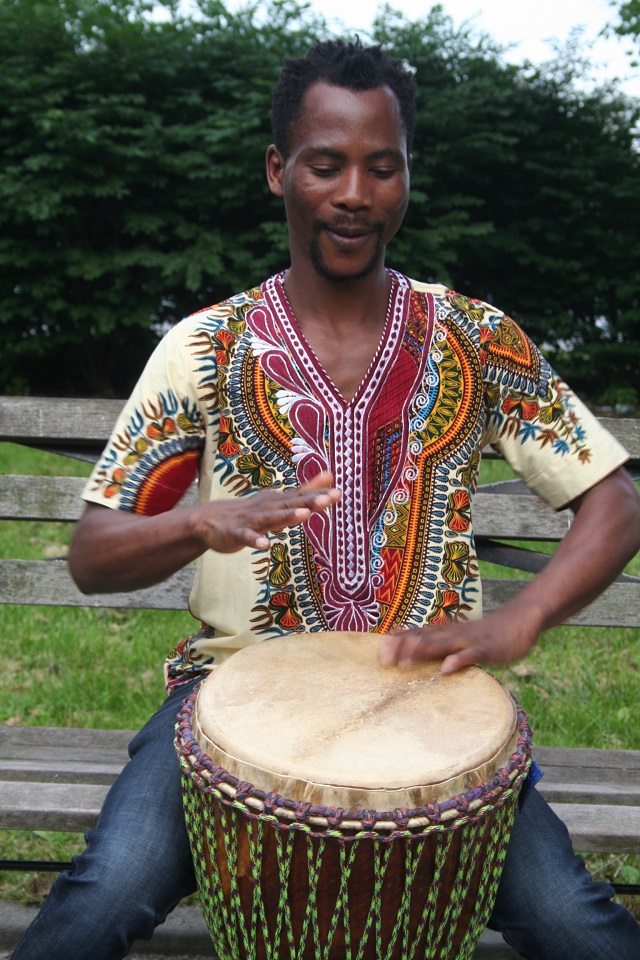 僕たちはドラムで会話する」アフリカ音楽の楽しさを伝えるガーナ人 | DANRO