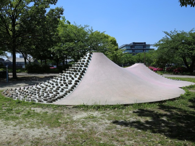 愛知県熱田区「大瀬子公園」のプレイマウントは、なんと連峰。