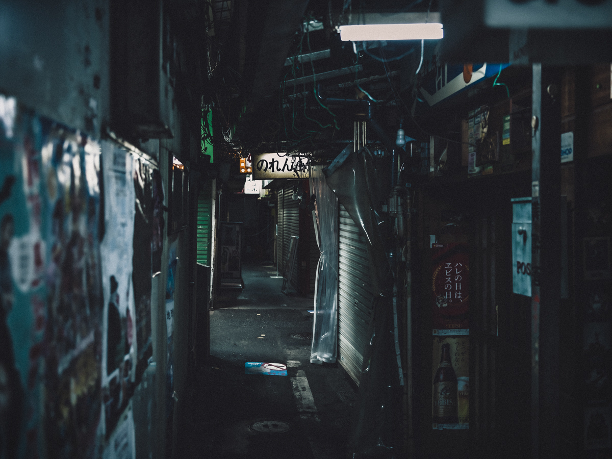 緊急事態の東京「夜の街には秩序があった」写真集で支援したフォトグラファー  |  DANRO