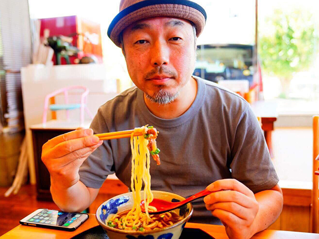 沖縄そばのルーツといわれる「唐人そば」を食べる筆者