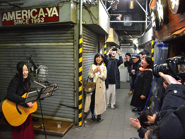 2017年4月10日、歌を歌って市場と別れを惜しむイベントが開かれた。「三好野」の前では歌手の生演奏も披露された=吉野太一郎撮影