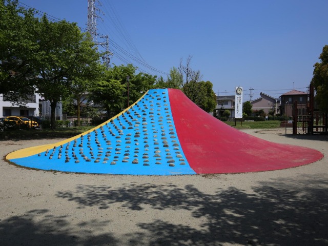 愛知県稲沢市「北出公園」のプレイマウント。名古屋から離れるにつれ富士山という概念が薄れてゆく。