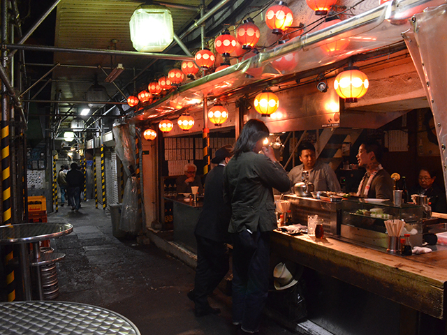 飲食店や食品店が並んでいた下北沢駅前食品市場=2017年4月10日、吉野太一郎撮影