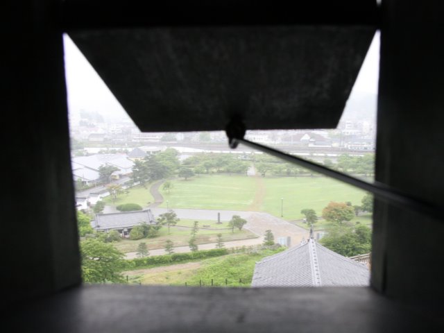 三重櫓の「狭間」から覗いた城山公園の様子