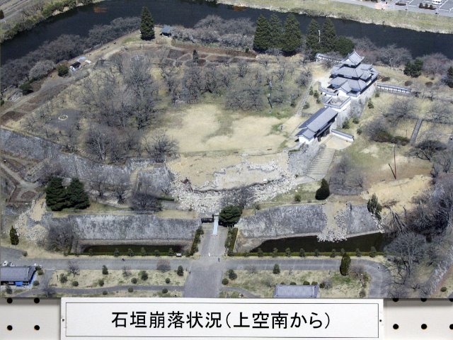 東日本大震災時の被災状況を写したパネル（白河集古苑にて撮影）