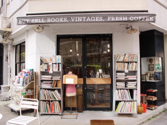 「僕が何でも知ってるわけではない」路地裏の古書店が拓く「ひとり世界」  |  DANRO