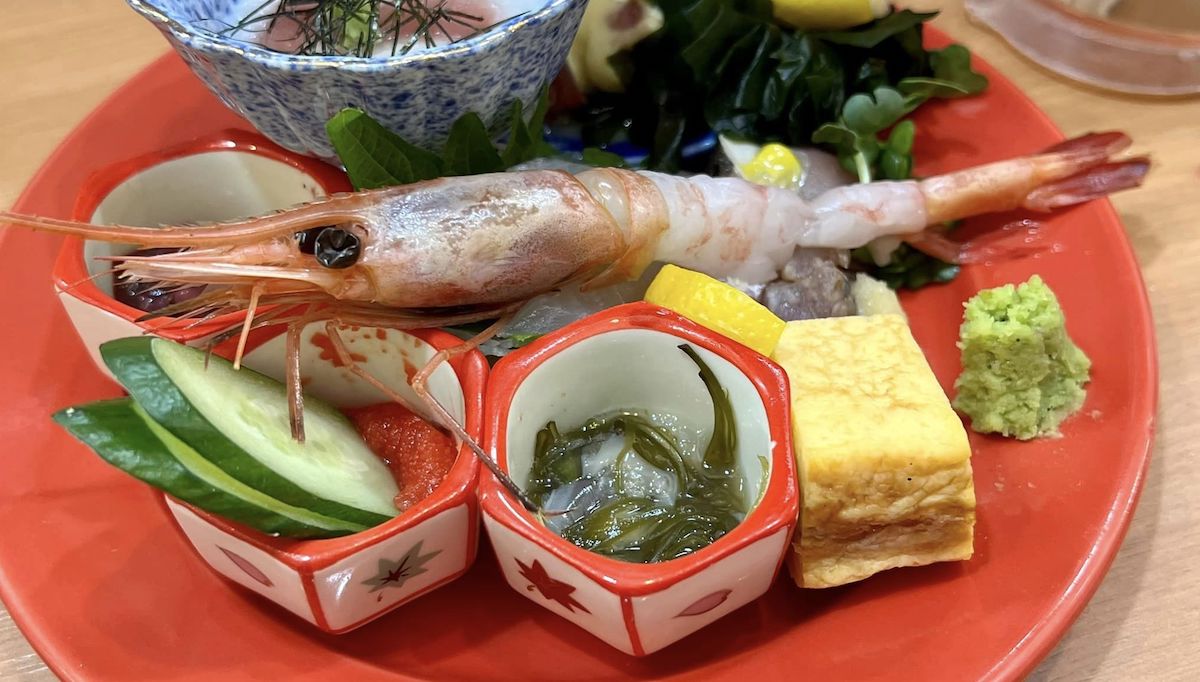 くじに当たると「めちゃ美味しいすし」が食べられる「立ち飲み鮨 謹賀